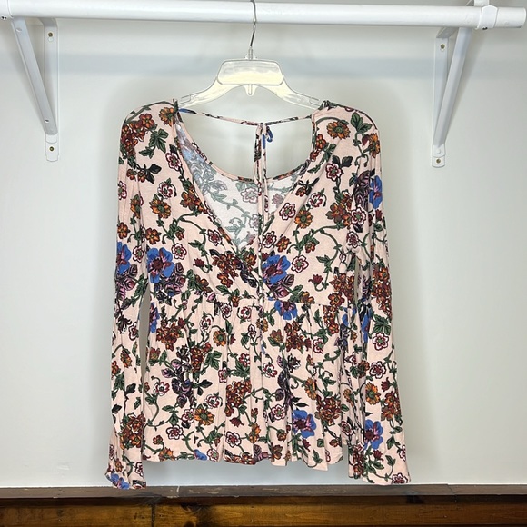 Charming Charlie Bell Sleeve Open Back Floral Peplum Top- M - Picture 2 of 5